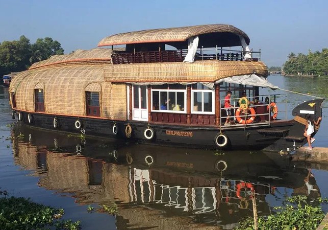 Alleppey-boat-house.jpg1